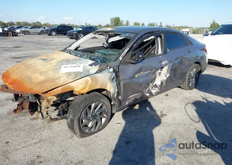 2024 Hyundai Elantra Sel from USA, damaged, VIN KMHLM4DG8RU757861